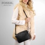 کیف دستی زنانه کد TB-6124 برند فسیل رنگ مشکی در دست مانکن خانم