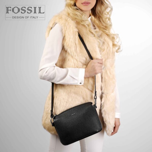 کیف دستی زنانه کد TB-6124 برند فسیل رنگ مشکی در دست مانکن خانم