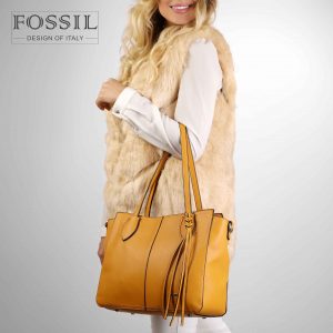 کیف دستی زنانه کد TB-6125 برند فسیل رنگ زرد در دست مانکن خانم