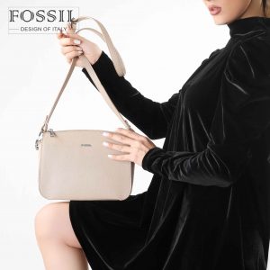 کیف رودوشی زنانه کد TB-6124 برند فسیل رنگ کمل در دست مانکن خانم