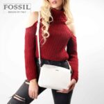 کیف رودوشی زنانه کد TB-6124 برند فسیل رنگ سفید در دست مانکن خانم