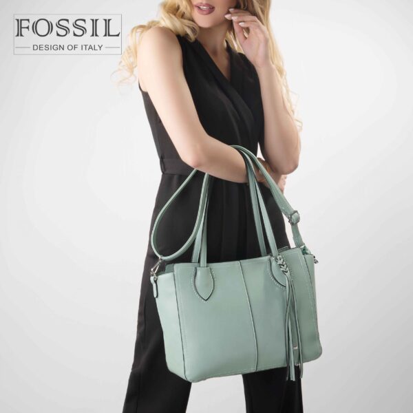 کیف دستی زنانه کد TB-6125 برند فسیل رنگ سبز در دست مانکن خانم