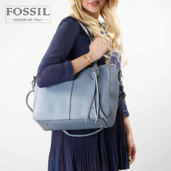 کیف دستی زنانه کد TB-6125 برند فسیل رنگ آبی در دست مانکن خانم