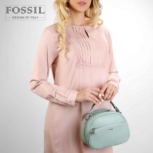 کیف رودوشی زنانه کد TB-6126 برند فسیل رنگ سبز در دست مانکن خانم