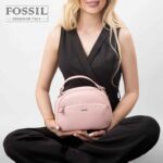 کیف رودوشی زنانه کد TB-6126 برند فسیل رنگ صورتی در دست مانکن خانم