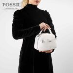 کیف رودوشی زنانه کد TB-6126 برند فسیل رنگ سفید در دست مانکن خانم