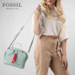 کیف رودوشی زنانه کد TB-6127 برند فسیل رنگ سبز در دست مانکن خانم