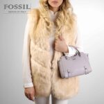 کیف دستی زنانه کد TB-6129 برند فسیل رنگ بنفش در دست مانکن خانم