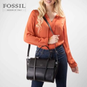 کیف دستی زنانه کد TB-6131 برند فسیل رنگ مشکی در دست مانکن خانم