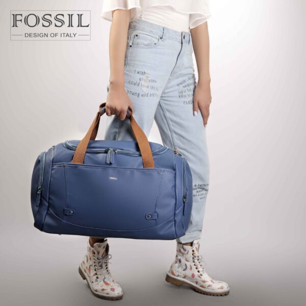 ساک دستی زنانه کد TB-6132 برند فسیل رنگ آبی در دست مانکن خانم