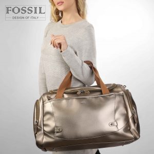 ساک دستی زنانه کد TB-6132 برند فسیل رنگ طلایی در دست مانکن خانم