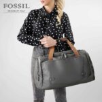 کیف رودوشی زنانه کد TB-6132 برند فسیل رنگ طوسی در دست مانکن خانم