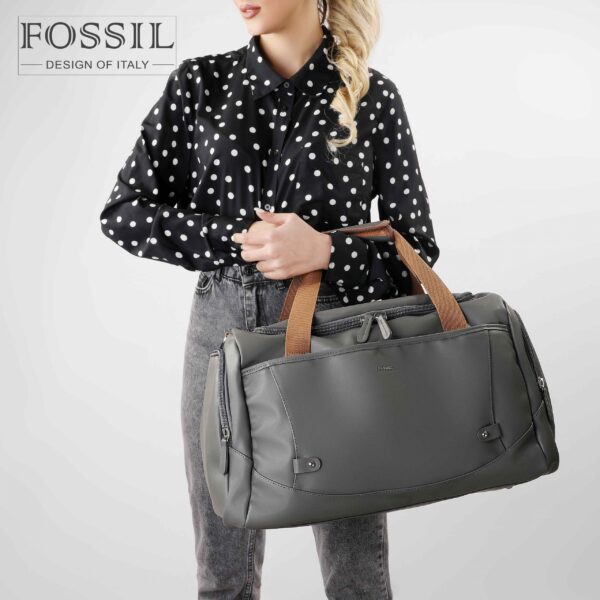 کیف رودوشی زنانه کد TB-6132 برند فسیل رنگ طوسی در دست مانکن خانم