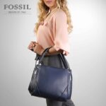 کیف دستی زنانه کد TB-6133 برند فسیل رنگ آبی در دست مانکن خانم