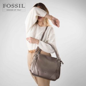 کیف دستی زنانه کد TB-6133 برند فسیل رنگ گان در دست مانکن خانم