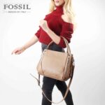 کیف دستی زنانه کد TB-6133 برند فسیل رنگ کمل در دست مانکن خانم