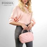 کیف رودوشی زنانه کد TB-6134 برند فسیل رنگ صورتی در دست مانکن خانم