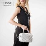 کیف رودوشی زنانه کد TB-6134 برند فسیل رنگ طوسی در دست مانکن خانم