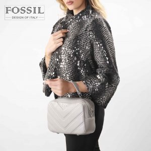 کیف رودوشی زنانه کد TB-6134 برند فسیل رنگ طوسی در دست مانکن خانم
