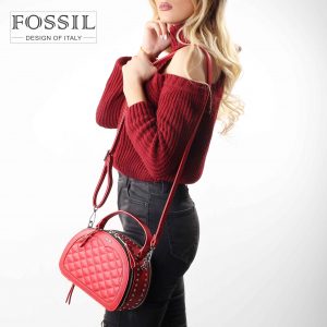 کیف رودوشی زنانه کد TB-6135 برند فسیل رنگ قرمز در دست مانکن خانم