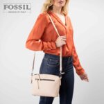 کیف رودوشی زنانه کد TB-6136 برند فسیل رنگ کمل در دست مانکن خانم