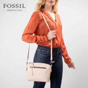 کیف رودوشی زنانه کد TB-6136 برند فسیل رنگ کمل در دست مانکن خانم
