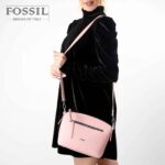 کیف رودوشی زنانه کد TB-6136 برند فسیل رنگ صورتی در دست مانکن خانم