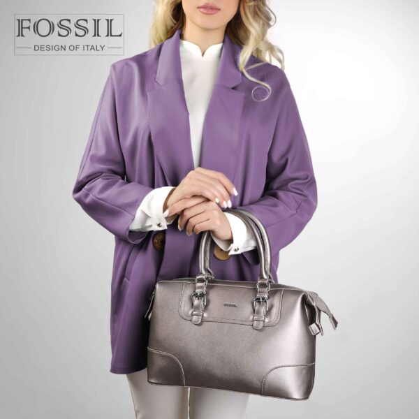 کیف دستی زنانه کد TB-6137 برند فسیل رنگ گان در دست مانکن خانم