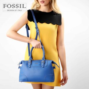 کیف دستی زنانه کد TB-6137 برند فسیل رنگ آبی در دست مانکن خانم