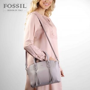 کیف دستی زنانه کد TB-6138 برند فسیل رنگ بنفش در دست مانکن خانم