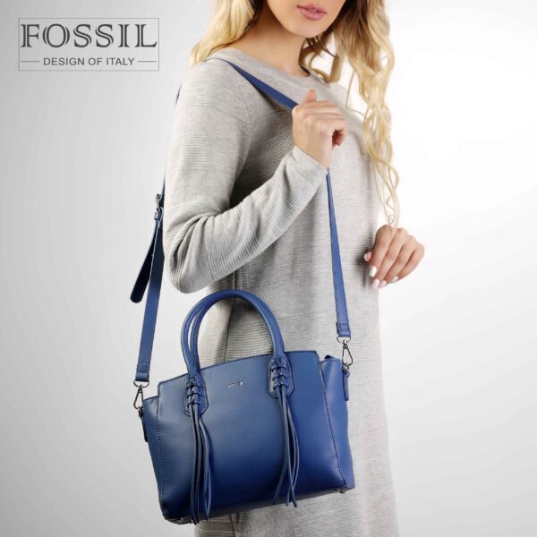 کیف دستی زنانه کد TB-6138 برند فسیل رنگ آبی در دست مانکن خانم