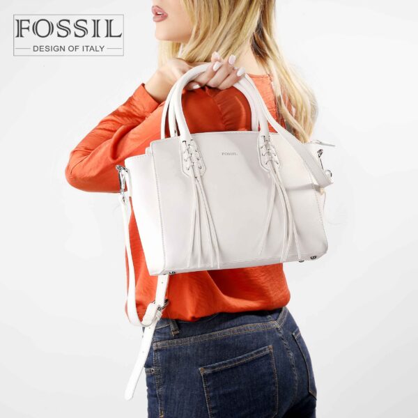 کیف دستی زنانه کد TB-6138 برند فسیل رنگ سفید در دست مانکن خانم