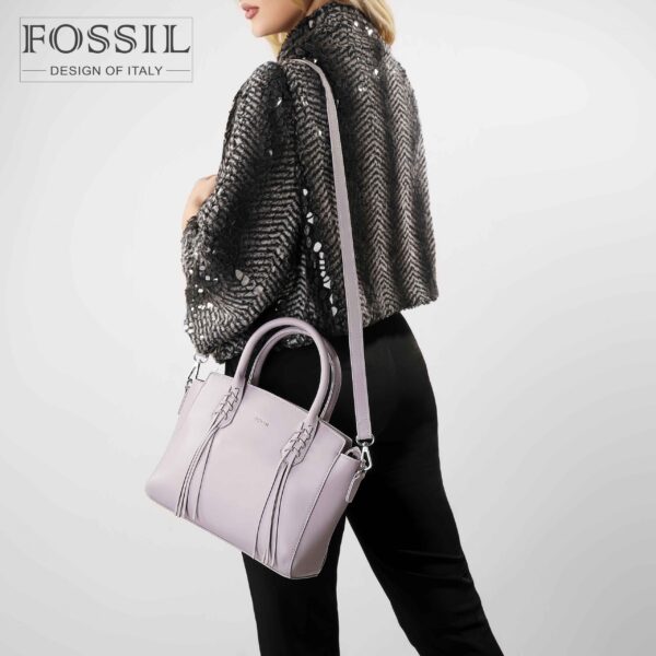 کیف دستی زنانه کد TB-6138 برند فسیل رنگ بنفش در دست مانکن خانم