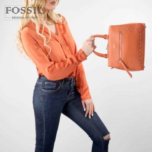 کیف دستی زنانه کد TB-6139 برند فسیل رنگ نارنجی در دست مانکن خانم