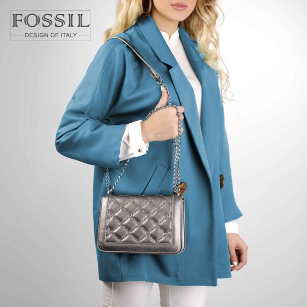 کیف رودوشی زنانه کد TB-6140 برند فسیل رنگ گان در دست مانکن خانم