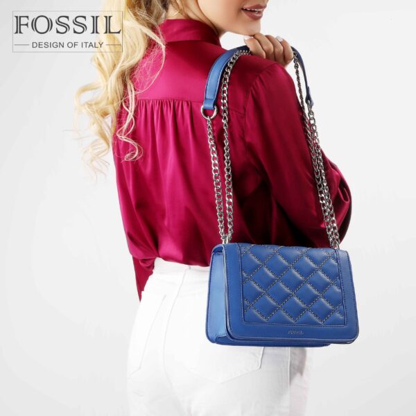 کیف رودوشی زنانه کد TB-6140 برند فسیل رنگ آبی در دست مانکن خانم