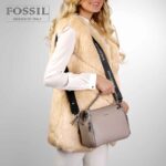 کیف رودوشی زنانه کد TB-6141 برند فسیل رنگ طوسی در دست مانکن خانم