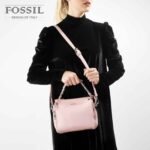 کیف رودوشی زنانه کد TB-6141 برند فسیل رنگ صورتی در دست مانکن خانم