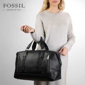ساک دستی زنانه کد TB-6143 برند فسیل رنگ مشکی در دست مانکن خانم