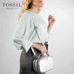 کیف رودوشی زنانه کد TB-6144 برند فسیل رنگ نقره ای در دست مانکن خانم