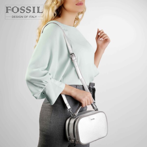 کیف رودوشی زنانه کد TB-6144 برند فسیل رنگ نقره ای در دست مانکن خانم