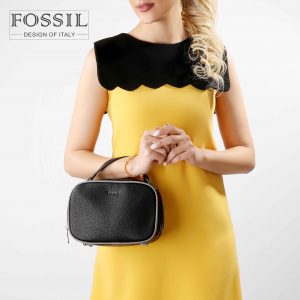 کیف رودوشی زنانه کد TB-6144 برند فسیل رنگ مشکی در دست مانکن خانم