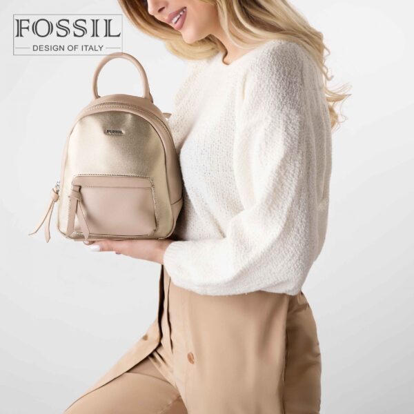 کوله پشتی زنانه کد TB-6145 برند فسیل رنگ کمل در دست مانکن خانم