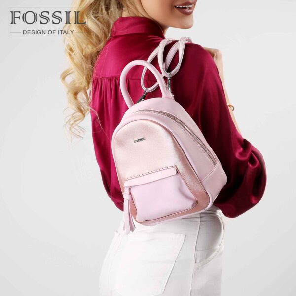 کیف رودوشی زنانه کد TB-6145 برند فسیل رنگ صورتی در دست مانکن خانم