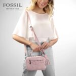 کیف رودوشی زنانه کد TB-6146 برند فسیل رنگ صورتی در دست مانکن خانم