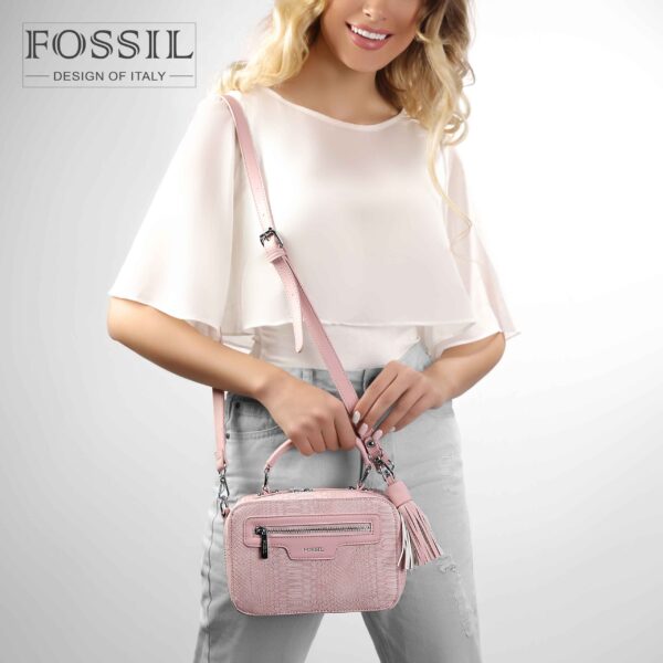 کیف رودوشی زنانه کد TB-6146 برند فسیل رنگ صورتی در دست مانکن خانم