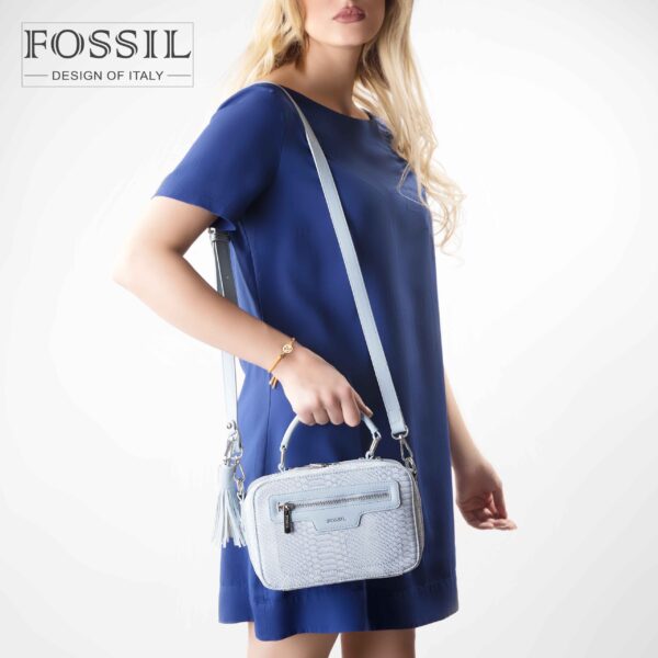 کیف رودوشی زنانه کد TB-6146 برند فسیل رنگ آبی در دست مانکن خانم