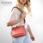 کیف رودوشی زنانه کد TB-6147 برند فسیل رنگ قرمز در دست مانکن خانم