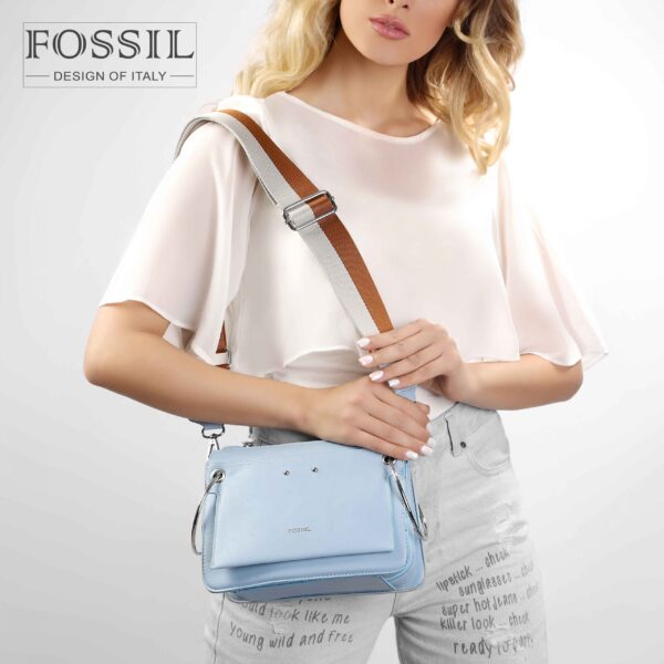 کیف رودوشی زنانه کد TB-6147 برند فسیل رنگ آبی در دست مانکن خانم