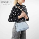 کیف رودوشی زنانه کد TB-6147 برند فسیل رنگ آبی در دست مانکن خانم